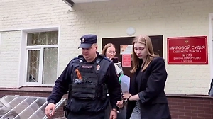 Онлифанщица слезами отреагировала на приговор за кальян на куличе: Life.ru публикует видео