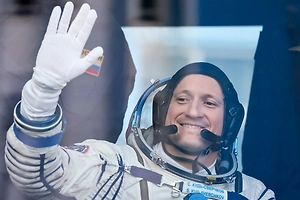 Космонавт передал маме послание, надев шапку перед выходом в открытый космос
