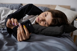 Bed rotting — не лень, а сигнал: Почему люди осознанно «гниют» в постели целыми днями