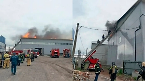 Пожар охватил производственное здание в Барнауле на площади около 1 тысячи кв. м