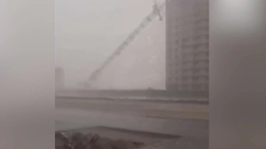 Башенный кран рухнул во время шторма в Тюмени, машинист погиб