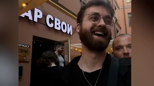 «Гарри, покажи палочку!»: Бородатый двойник Дэниэла Рэдклиффа покорил бары в Москве своей «волшебной» внешностью