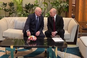 Кремль показал неформальные переговоры Путина и Лукашенко на полях саммита ЕАЭС