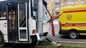 В Красноярске 8 пассажиров автобуса пострадали при столкновении с легковушкой