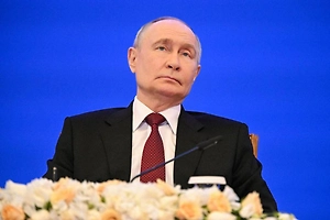 Путин пожал руку вице-премьеру Армении на церемонии саммита ЕАЭС в Астане