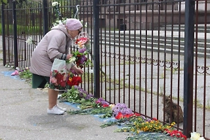 Одесситы несут цветы к стихийному мемориалу у Дома профсоюзов