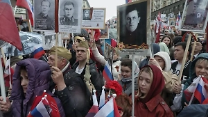 «Бессмертный полк» прошагал по Амстердаму под провокации украинцев