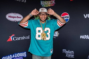 Ходил в толпе, пока все его ждали: Flo Rida разыграл концерт с переодеванием в Москве