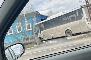 Пассажирский автобус въехал в жилой дом в Нижних Сергах