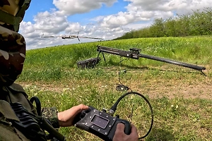 «Точечный удар по узлу связи»: Как FPV-дроны на оптоволокне разобрали ретранслятор ВСУ