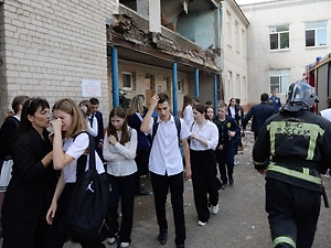 Балкон с детьми рухнул во время фотосессии в школе в Севастополе, 10 пострадали