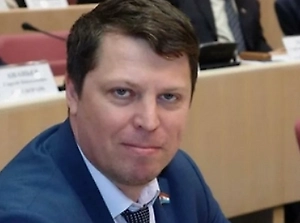 Есть вышитые рубашки у мордвы, у чувашей, у русских, у белорусов, у украинцев. Они отличаются формой, орнаментом, узорами и традициями. Например, у русских были распространены косоворотки — с разрезом, смещённым от центра к краю. А на Украине, наоборот, разрез делали по центру.