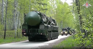 Минобороны показало видео марша дивизиона «‎Ярс» и «Кинжалы» на ядерных учениях