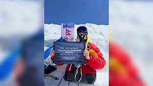 Первый человек, взошедший на Эверест на одних руках: Рекорд десантника-блогера из России