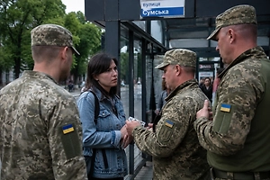 «Или в тюрьму, или контракт»: Женщин Харьковщины угрозами набирают в ВСУ