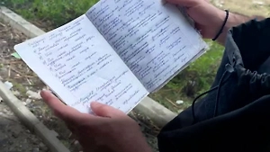 На видео сняли руины общежития в Старобельске и разбросанные тетради после атаки ВСУ