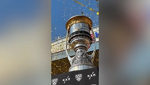 «Вы наши герои!»: Как Ярославль встретил хоккеистов «Локомотива», которые во второй раз взяли Кубок Гагарина
