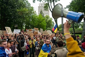 «Прочь мигрант некрасивый»: В Киеве прошёл митинг против приезжих с ультраправой символикой