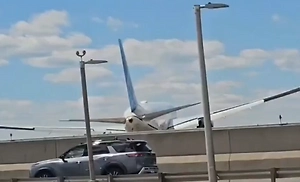 Boeing снёс фонарный столб на автостраде при заходе на посадку — видео