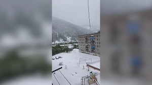 Хабаровский край завалило снегом за два дня до лета — видео