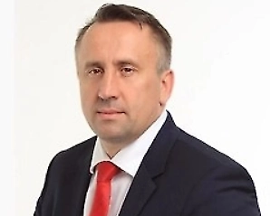 Самая сильная и короткая молитва за рулём — это Иисусова молитва: «Господи, Иисусе Христе, Сыне Божий, помилуй мя грешного». Её можно повторять про себя в ритме движения. Она не отвлекает, а наоборот, успокаивает, собирает внимание, помогает не поддаваться гневу в пробках и сохранять трезвость ума в сложной ситуации.