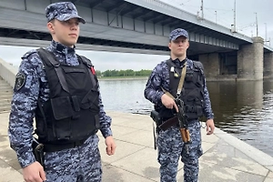 В Петербурге росгвардеец спас тонущего мужчину, прыгнув за ним в ледяную воду