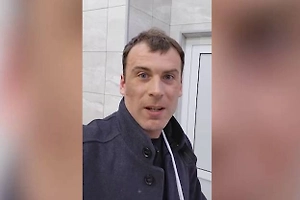 Бронь не спасла: В Одессе военкомы избили актёра, сломали ему палец и оставили ползать по улице
