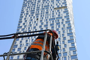 Коммунальщики устраняют последствия попадания БПЛА в ЖК на Мосфильмовской улице