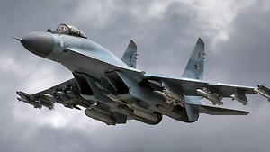 Вооружённый до зубов Су-35С попал в объектив с ракетами на подвесках