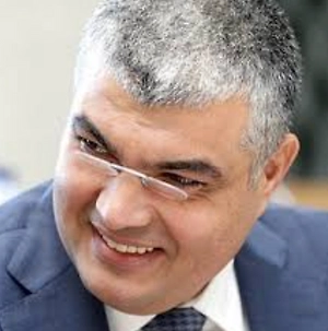 Важно добавить обязательный «период охлаждения» для пенсионеров при переводах крупных сумм (свыше 50 тысяч рублей) — задержка на несколько часов, чтобы человек мог передумать и обратиться в банк. Сотрудники банков должны задавать уточняющие вопросы: для чего нужны деньги, кто просит перевести, знает ли клиент этого человека лично.