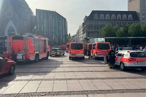 Более 20 человек пострадали в результате наезда автомобиля на толпу в Лейпциге