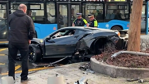Ferrari в хлам, разбит светофор и лужа бензина: Life.ru публикует видео с места аварии Navai

