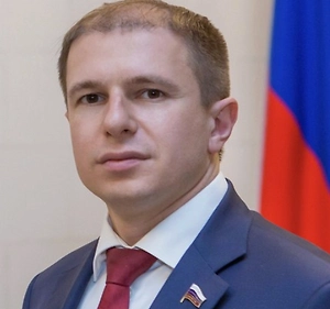 Киевлянам и вправду стоит уезжать из города, да и не только киевлянам, а жителям ближайших городов. А Украине нужно ждать ответный удар за 9 Мая. С учётом того что лидер террористического режима заявил на весь мир, что он собирается попытаться устроить парад дронов на Красной площади, соответственно, и было предупреждение от Министерства обороны. И это не шутки.