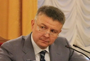 Складывается впечатление, что самому лидеру киевского режима не просто наплевать на свой народ, а он сознательно подставляет его под удар. Больше жертв среди мирного населения — больше поводов для демонстративного пускания слезы, больше денег и оружия можно будет клянчить у спонсоров. Подумаешь — погибнут люди! Зато он снова будет во всех новостях и на обложках журналов — с трагическим лицом и постоянно дёргающимся туловищем.