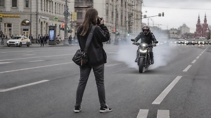 Момент смертельного наезда байкера на Добромилову во время «фотоохоты» попал на видео