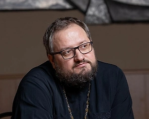 Бойцы рассказывают, как батюшка Серафим являлся им во сне перед боем, подставлял плечо под осколок, не давал замёрзнуть в раненом состоянии или вдруг — среди хаоса — являл в сердце такую тишину, что рука не дрожала на спуске. Но помощь приходит не всегда той, которую ждали — может, спасение не в том, чтобы не получить рану, а в том, чтобы успеть причаститься перед ней.