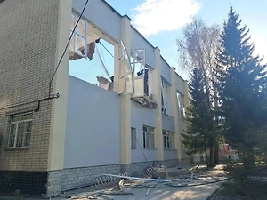 Трещина в покрытии привела к обрушению плит в спортзале колледжа в Екатеринбурге