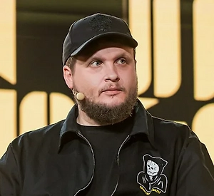 Я думаю, в своё время так или иначе весь Рунет посещал портал «ЯПлакалъ». Было много весёлых постов и мемов, ставших народными. К сожалению, времена изменились. Будет жаль, если из-за наличия ложки дёгтя весь ресурс подвергнется блокировке. Это был народный ресурс. Тем не менее всё общение ушло в соцсети и мессенджеры.