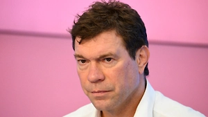Зеленский сам ввёл перемирие, потом сам его нарушил, а теперь обвиняет нас в том, что мы нанесли ответные удары. Это спектакль, а спектакль обычно играется по сценарию, который пишется заранее. Но это не смешно.