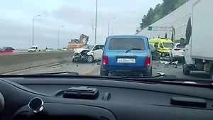 Крупная авария остановила движение между Адлером и Сочи