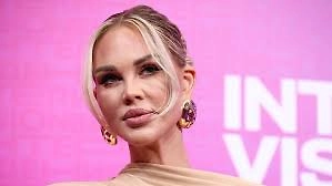 Конечно, важно, чтобы фотограф был здоров и предоставлял все медицинские документы, и не может навредить ни маме, ни ребёнку. Важно, чтобы обязательно был договор, где прописано, что фотограф здоров. Он приходит в медицинское учреждение и показывает все свои справки. Больше он никак не может навредить ребёнку.