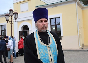 Священник увернулся от удара ножом в соборе Элисты, но получил ранение