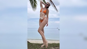 Наталья Подольская показала фото с пляжа в мини-бикини с жемчужной ракушкой