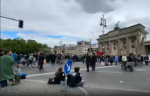 «Мерца на фронт»: В Берлине тысячи школьников протестуют против воинской повинности