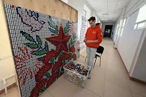 Студент на Камчатке собрал ко Дню Победы картину из 1,4 тысячи кубиков Рубика