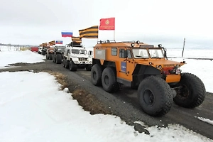 По тундре с портретами героев: На Чукотке прошёл первый «Бессмертный полк» на вездеходах