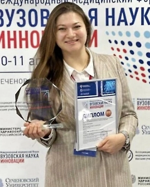 Минеральные составы для овощеводства создаются под другие объёмы почвы, освещённость, режим полива и предполагаемую массу урожая. В горшке система замкнута, субстрата мало, а дренаж ограничен. Почти все внесённые соли остаются в зоне корней.