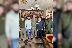 Бойцы «Ахмата» с подарками поздравили ветеранов ВОВ с 9 Мая в Северодонецке