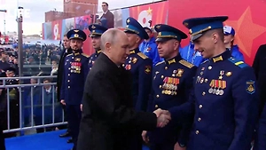 Путин пожал руки всем ветеранам ВОВ и бойцам СВО на трибунах после Парада Победы