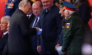 Ветеран Великой Отечественной Семёнов передал Путину конверт на Параде Победы
